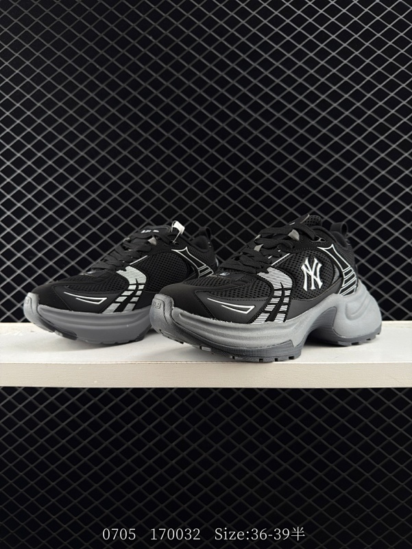 160 公司级✅MLB 纽约洋基队  此款在产品设计上，MLB不仅融合了美国职业棒球大联盟的各当家球队，更结合了棒球运动中的各个元素。 货号：3ASHWD15N-50PKL Size：35 36 36