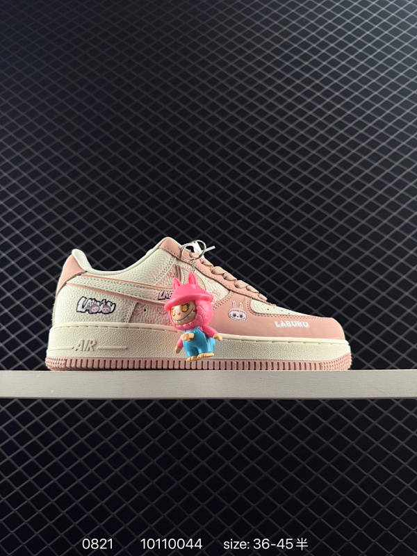 220 LaBuBu x Nike Air Force 1 Low 拉布布 x 耐克 空军一号 低帮 紫白 休闲运动板鞋 鞋身整体以米白色皮革搭配紫色框架覆盖层，设计独特且充满时尚感；鞋身两侧Swoo