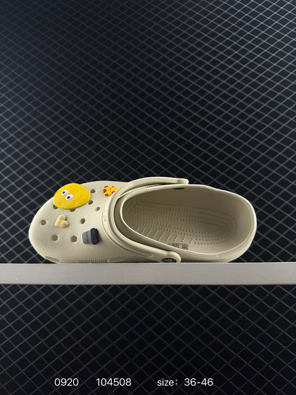 60 卡洛驰crocs 男女鞋新款经典榴莲洞洞鞋夏季户外沙滩鞋骆休闲包头凉拖鞋 n榴莲榴莲克骆格在经典克骆格的基础上，大胆采用凹凸不规则的设计，形成独特的几何感鞋面；这款鞋子将舒适与轻便提升到了一个新