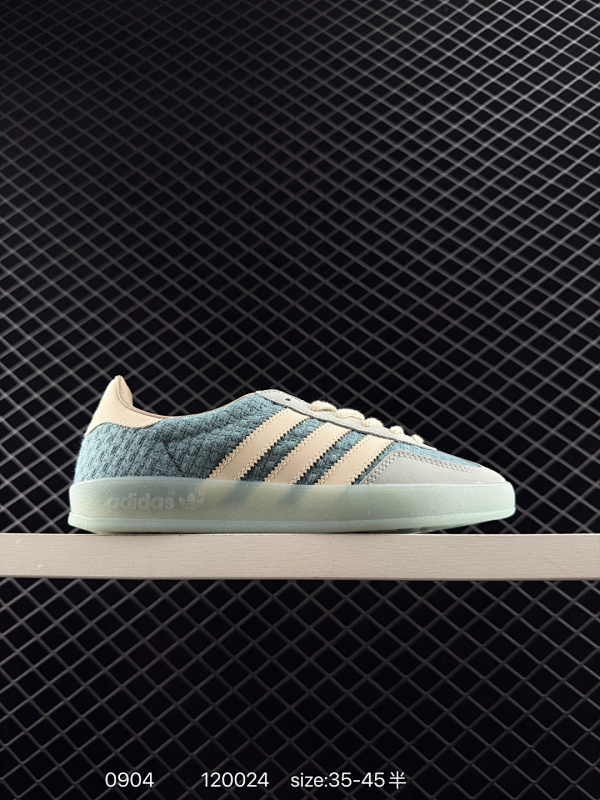 120 阿迪达斯 Adidas Originals Gazelle Indoor 复古三叶草防滑透明橡胶板鞋经典运动鞋。这款经典鞋,忠于原版设计,缀撞色三条纹和鞋跟饰片。采用翻毛皮皮革鞋面,穿着舒适,