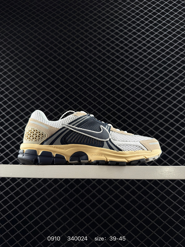 120 Nike 耐克夏季 ZOOM VOMERO 5 运动鞋休闲训练跑步鞋。Nike Zoom Vomero 5 男女子运动鞋妥帖包覆足部，提供透气支撑效果。耐穿材料组合设计，助你从容应对日常挑战。