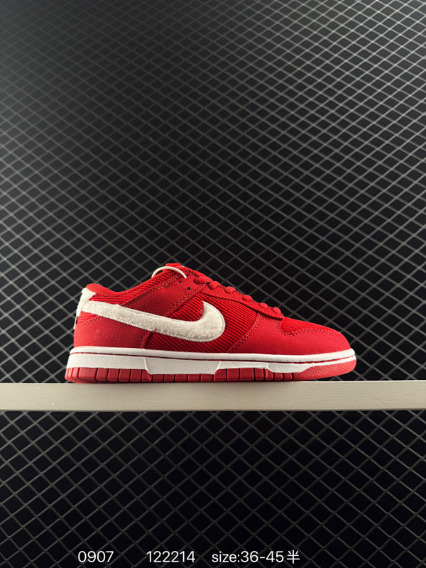 70 耐克Nike SB Zoom Dunk Low 板鞋 系列经典百搭休闲运动板鞋加厚鞋舌的填充，使舒适性大大提升，同时也更方便穿脱中底部分则加入了脚感柔软舒适ZoomAir气垫，有效吸收滑板等极限