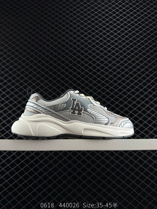 130 MLB SPEED RUNNER 人气单品 MLB以150多年传统的美国职业棒球大联盟为创作蓝本，韩流大热CHUCKY鞋款作基调，特意采用6cm加厚鞋底，并注入多个MLB独有的美式棒球文化的细