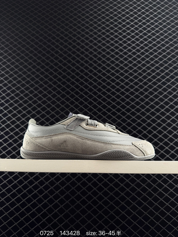 140 阿迪URBAN REVERIE复古单品 冠军经典德训鞋型，运用简洁的色彩搭配，简约休闲。以80年代经典复古鞋形体为篮本，整体造型干练又释放出百搭的复古格调，大底花纹CHAMPION文化中的常春