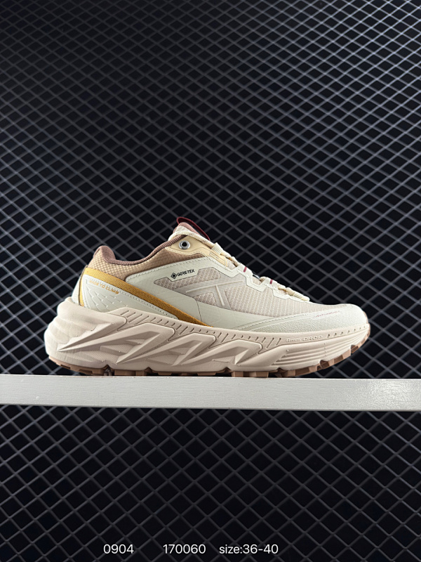 300 凯乐石KAILAS C4 跑山鞋低帮防滑防砂缓震回弹户外越野跑男鞋采用Vibram湿地止滑大底，抓地力强，湿滑路面行走更稳定。‌防砂透气‌：鞋面采用透气网纱材料，内里设计防砂透气结构，高强度运