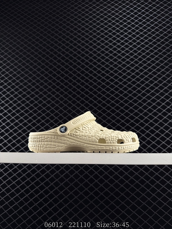 50 卡骆驰Crocs Classic Clog 卡骆驰系列休闲沙滩洞洞拖鞋凉鞋 超轻Croslite专利材料打造 鞋面更加耐用易清洗 该鞋款轻盈舒适 2002年 经典克骆格诞生 秉承外形简单 穿着舒