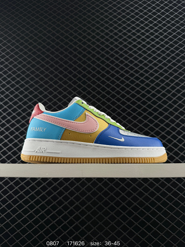 130 耐克 Nike Air Force 1 ’07 空军一号低帮百搭休闲运动板鞋。柔软、弹性十足的缓震性能和出色的中底设计，横跨复古与现代的外型结合，造就出风靡全球三十多年的Force 1，直