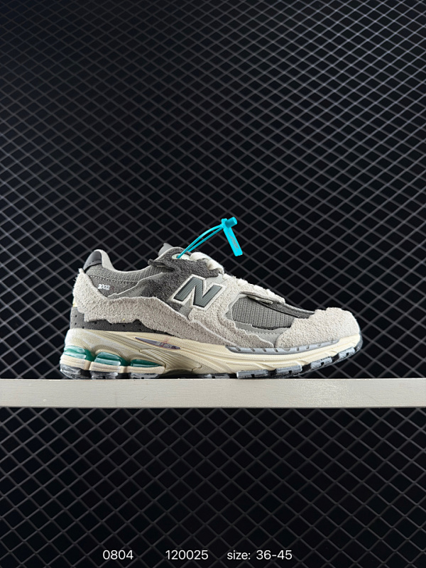 125 公司级✅New Balance 2002R 复古单品 热门复古鞋型New Balance 2002R，近日又曝出一款全新配色并释出官图。整双鞋采用棕色和米色主打，非常适合秋季。鞋身由网眼、绒面