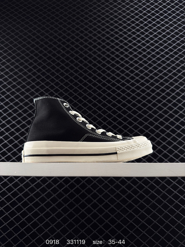 95 小红书爆款来袭 奶蓝/奶粉 神仙配色 Converse匡威 秋冬新款结构1970s经典Logo外层水晶透明塑质LOGO，鞋底内衬颜色对应LOGO颜色，添加了更多的质感！ 编码：331119  S