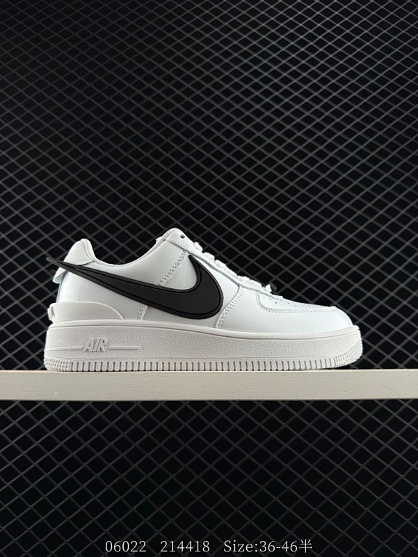 90 韩裔美籍设计师 Ambush x NK Air Force 1 Low AMBUSH继续携手Nike推出AMBUSH x Nike Air Force 1 Low 系列，此系列均采用皮革结构，其