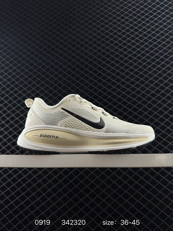 100 Nike VOMERO 18 耐克 舒适减震防滑 低帮跑步鞋 090315622 全掌ReactX泡绵中底 前掌和后跟还配备了Air Zoom气垫单元 据说跑起来更快更舒适哦 这次最大的升级点