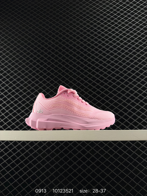 105 童鞋 真标带半码 Alo Yoga Alo Runner 低帮 灰色 男女同款 舒适简约防滑耐磨低邦板鞋 极具辨识度的设计，流畅的线条与恰到好处的弧度，彰显着品牌对美学的独特见解，简约而摩登，