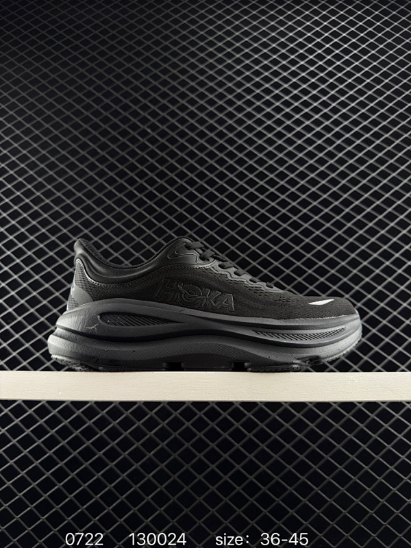 120 HOKA M BONDI 9 轻盈跑鞋 这个品牌来自于新西兰的毛利语，HOKA表示大地，ONE ONE表示飞越，连起来就是飞越地平线，ONE ONE不是读作“万万”，正确读法是“欧尼欧尼”。
