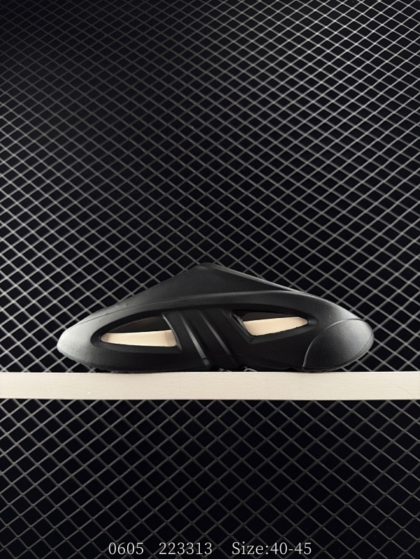 65 【新品】阿迪达斯 Adidas superstar拖鞋 夏季神拖!瞬间成为“显眼包” 25夏季新款男士外穿时尚沙滩踩屎感透气凉拖鞋 舒适透气 耐磨 轻运动休闲拖鞋，鞋子柔软舒适，诺亚方舟鞋型