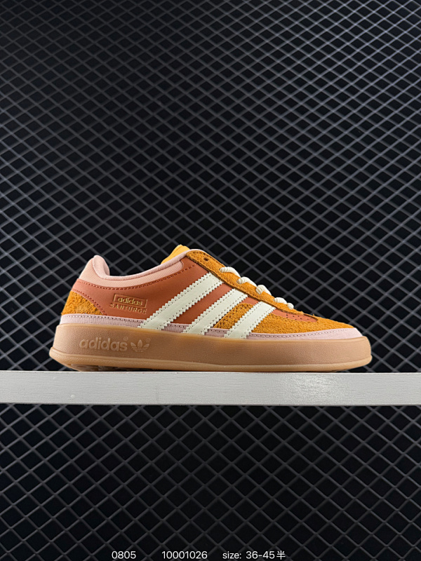 130 坏痞兔Bad Bunny x AD Gazelle Indoor Trainers 联名羚羊内训系列低帮复古百搭休闲运动德训风板鞋 JS5050 Bad Bunny本人在杂志拍摄时率先上脚带一