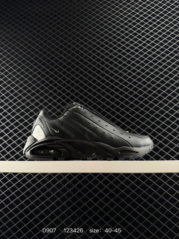 130 耐克 NIKE Hot Step Air Terra/NOCTA 男女士运动鞋气垫缓震篮球鞋。小金属钩细节 说唱歌手Drake携手子品牌NOCTA与Nike一起推出全新联名款，鞋款以Hot S