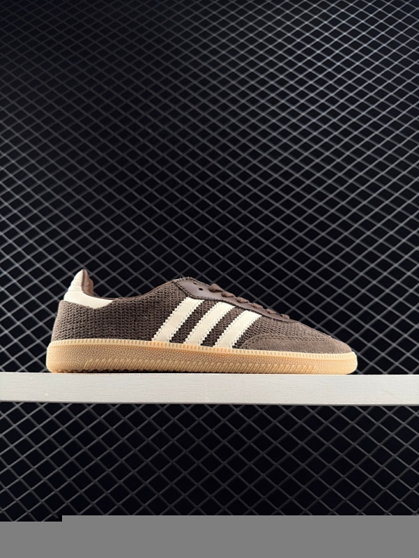 105 【公司级】阿迪达斯 Adidas Originals Gazelle Indoor复古三叶草防滑透明橡胶板鞋经典运动鞋。这款经典鞋,忠于原版设计,缀撞色三条纹和鞋跟饰片。采用柔软透气皮革鞋面,