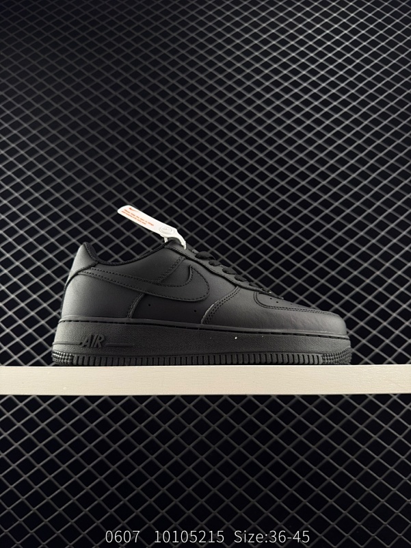 75 耐克Nike AIR FORCE 1‘07空军一号低帮百搭休闲运动板鞋。柔软、弹性十足的缓震性能和出色的中底设计，横跨复古与现代的外型结合，造就出风靡全球三十多年的Force 1。