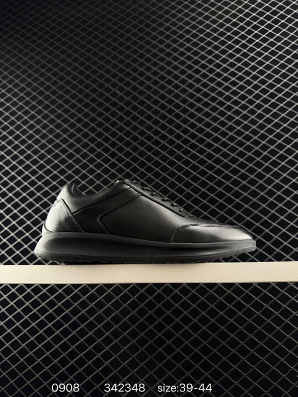 240 【公司级】ECCO爱步 小红书爆款皮鞋 新款百搭休闲款 Ecco/爱步男士户外休闲鞋透气轻质系带轻便老爹运动鞋。ecco爱步是世界四大休闲鞋类品牌之一，总公司设于丹麦。旗下鞋款具有重量轻、