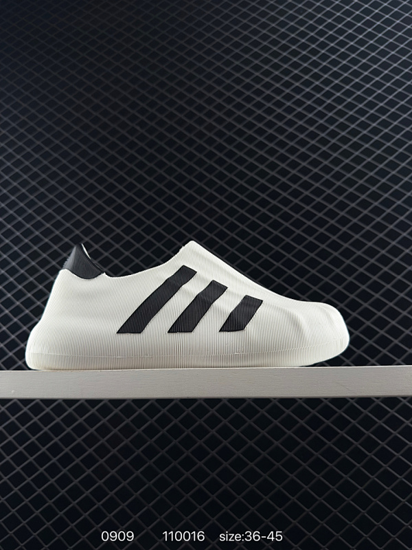80   adidas originals Adifom Superstar  一脚蹬鸭鸭鞋  鞋子由 50% 的天然和可再生材料制成，其特点是采用由甘蔗衍生物制成的类似泡沫的结构。 作为画龙点睛之笔