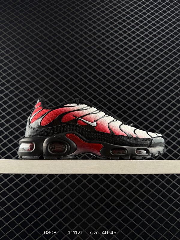 105 耐克 Nike Air Max Plus是Nike旗下另类鞋款的代表，TN 它诞生于1996年，是第一款使用TunedAir气垫的跑鞋，其特点就在于实现各气室间气压的自动调节。如今，这双经典跑