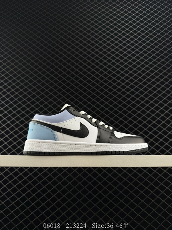 120 灰白蓝 AJ1 乔丹1代 aj1 乔1 低邦 白灰蓝 男女同款 乔丹篮球鞋系列 鞋身整体以米白色皮革打造，搭配灰色皮革框架覆盖层，清爽又不失个性；鞋身两侧Swoosbh Logo采用蓝色点缀，