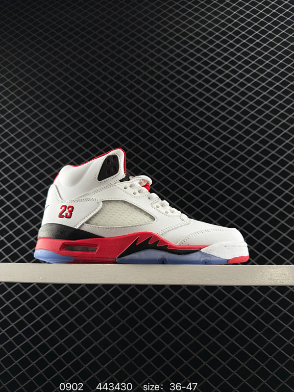 150 Air Jordan 5 Retro "Grape" 高帮 白紫色 AJ5 乔丹5代 aj5 乔5 高邦 白紫色 乔丹篮球鞋系列  鞋身整体采用白色优质皮革打造，鞋身侧面的透气网格则使用白色呈