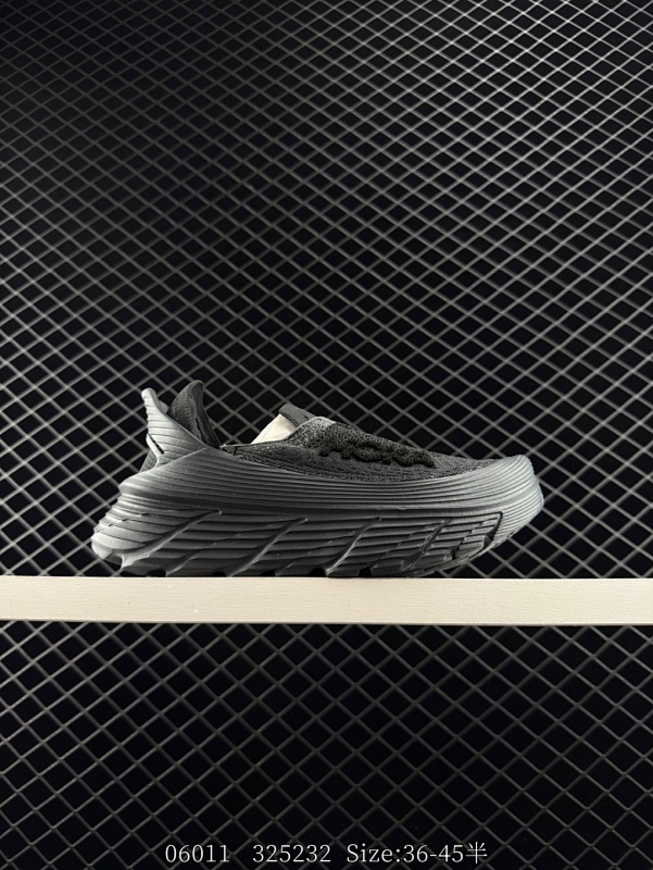 160 HOKA ONE ONE Restore TC 一脚蹬徒步舒适缓震运动鞋 继承了 HOKA ONE ONE® 标志性的缓冲中底，兼具轻盈脚感和出众缓震。NEWOK本期为大家准备了两款各具特色H