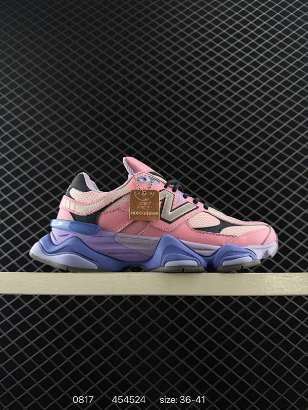 120 New Balance NB 9060 鞋款灵感源自设计师本人对夏日的怀日回忆。鞋面大身由空间双格及磨砂鞋面拼接而生，配以柔和、温暖的粉橘色调，夏日氛围拉满采用大面积网眼以及麂皮材质覆盖鞋身，