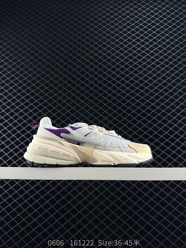 110 ✅耐克NIKE V2K RUN跑步鞋复古风潮 网面透气运动鞋 灰银紧致的鞋面材质提供良好的包裹性鞋侧 Swoosh以及鞋头部分搭配增添不少亮点的镀铬细节鞋垫上印有Bill Bowerman头像