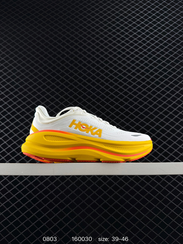 150 HOKA M BONDI 9 轻盈跑鞋 这个品牌来自于新西兰的毛利语，HOKA表示大地，ONE ONE表示飞越，连起来就是飞越地平线，ONE ONE不是读作“万万”，正确读法是“欧尼欧尼”。