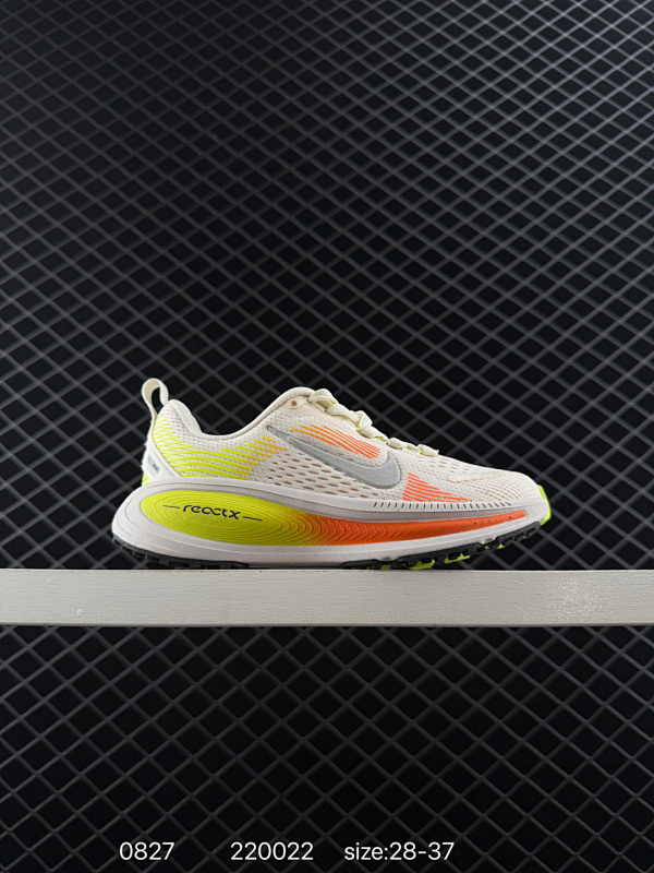 110 童鞋 Nike VOMERO 18 耐克 舒适减震防滑 低帮跑步鞋 全掌ReactX泡绵中底 前掌和后跟还配备了Air Zoom气垫单元 据说跑起来更快更舒适哦 这次最大的升级点 首次引入了R