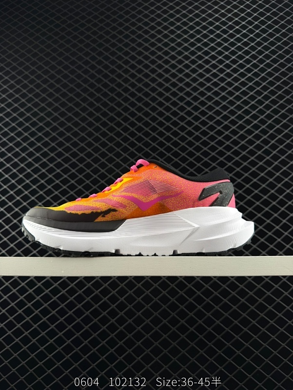 160 HOKA ONE ONE Mafate 轻量低帮户外越野跑鞋 户外山脉越野轻量运动跑鞋。鞋面用轻的无缝架构，鞋带用了弹性不易松脱的扁宽弹性鞋带，轻薄的TPU贴在透气的鞋面上。以阿尔卑斯山脉为主