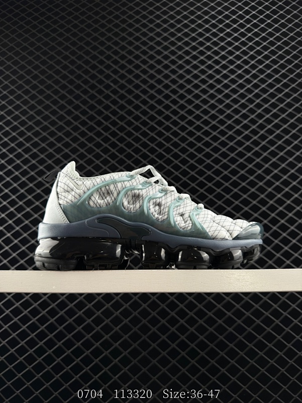 100 耐克 Nike Air Max Plus是Nike旗下另类鞋款的代表，TN 它诞生于1996年，是第一款使用TunedAir气垫的跑鞋，其特点就在于实现各气室间气压的自动调节。如今，这双经典跑