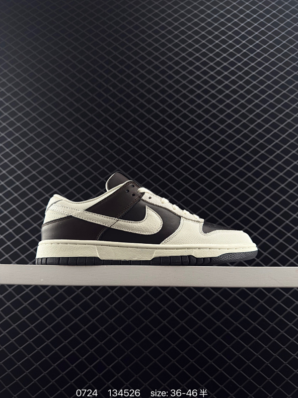 130 耐克 Nike Dunk Low Retro 运动鞋复古板鞋，作为 80 年代经典篮球鞋款，起初专为硬木球场打造，后来成为席卷街头的时尚标杆，现以经典细节和复古篮球风范再次归来。皮革与合成革材