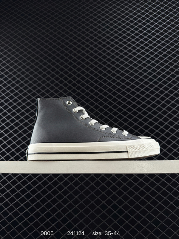 120 解构经典，风格造新生 Converse Chuck 70plus 将经典设计与未来风格糅合演绎，全新经典之作。皮面与大胆的不对称线条相融合呈现个性张扬的外观，橡胶拼接和星星脚踝贴