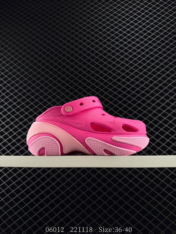 90 卡骆驰Crocs Classic Clog 卡骆驰系列休闲沙滩洞洞拖鞋凉鞋 超轻Croslite专利材料打造 鞋面更加耐用易清洗 该鞋款轻盈舒适 2002年 经典克骆格诞生 秉承外形简单 穿着舒