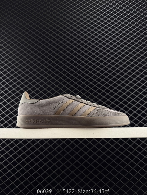 110 【公司级】阿迪达斯 Adidas Originals Gazelle Indoor复古三叶草防滑透明橡胶板鞋经典运动鞋。这款经典鞋,忠于原版设计,缀撞色三条纹和鞋跟饰片。采用柔软透气皮革鞋面,