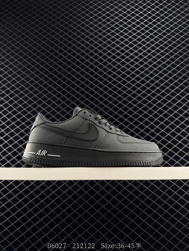 110 耐克 Nike Air Force 1 ’07 空军一号低帮百搭休闲运动板鞋。柔软、弹性十足的缓震性能和出色的中底设计，横跨复古与现代的外型结合，造就出风靡全球三十多年的Force 1