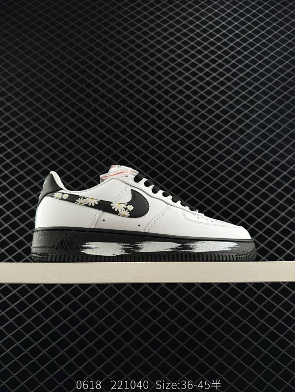 200 头层！耐克Nike Air Force 1“07空军一号低帮百搭休闲运动板鞋。柔软、弹性十足的缓震性能和出色的中底设计，横跨复古与现代的外型结合，造就出风靡全球三十多年的Force 1。 货号