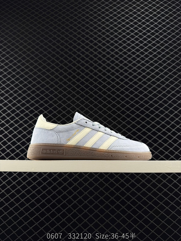 100 公司级✅Adidas新款HANDBALL SPEZIAL纯色德训鞋女款复古低帮板鞋时尚运动休闲鞋 新款HANDBALL SPEZIAL纯色德训鞋采用麂皮鞋身，搭配经典橡胶鞋底，展现出复古韵味。