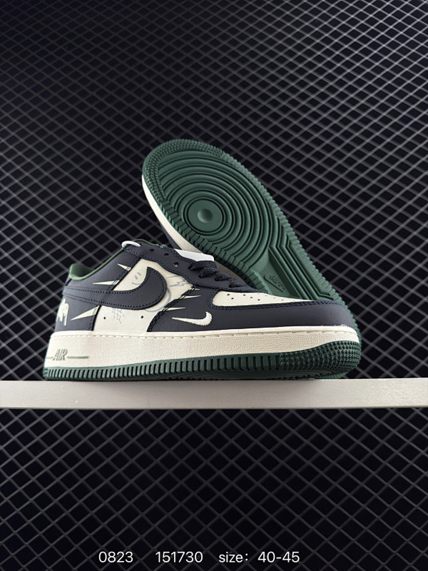 150   纯原耐克Nike AIR FORCE 1‘07 空军一号低帮百搭休闲运动板鞋。柔软、弹性十足的缓震性能和出色的中底设计，横跨复古与现代的外型结合，造就出风靡全球三十多年的Force 1。