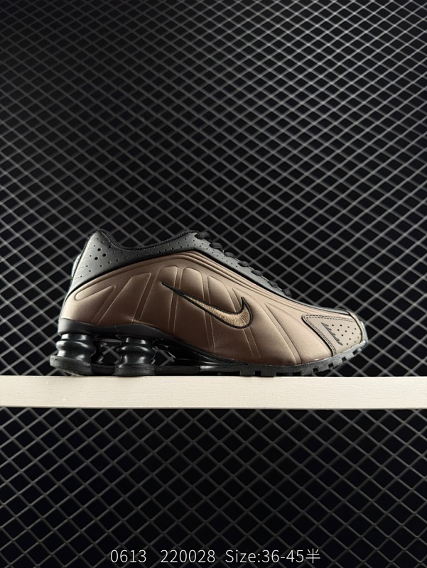 140 Nike Shox MR4 世纪战履 经典轮回再现 牙买加裔英国设计师 Martine Rose 今番再携去年与 Nike 合作推出联名鞋款 该鞋款最初于品牌 2023 春夏大秀上首次曝光，透