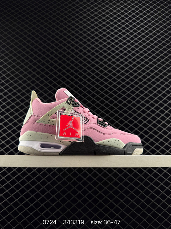 95 Air Jordan 4 Retro 黑白生胶 AJ4 乔丹4代 aj4 乔4 黑白生胶 乔丹篮球鞋系列 鞋身采用黑色磨砂作为主底色，辅以白色细节点缀，呈现出经典的黑白配色，搭配黑色鞋带扣，简约