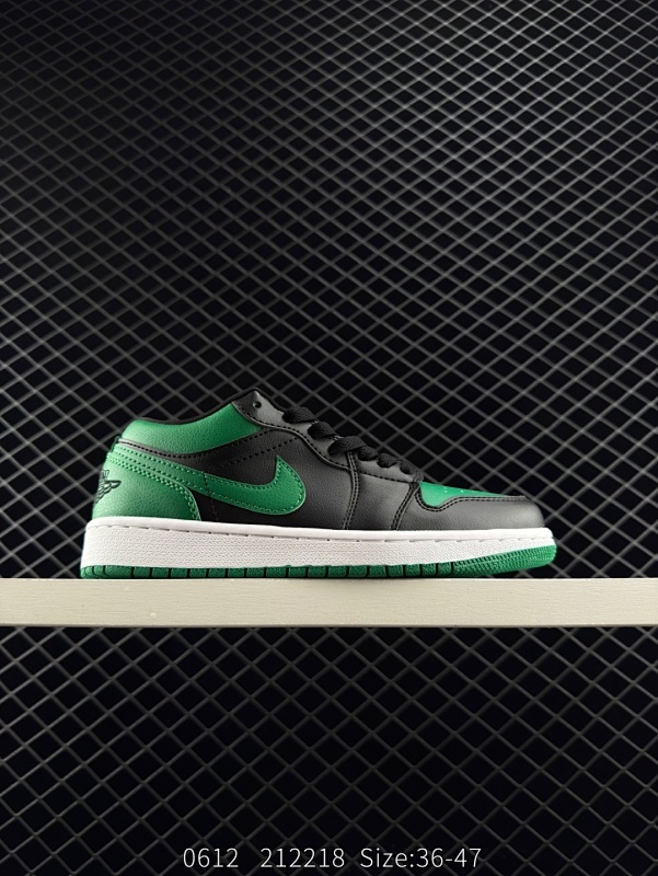 90 Air Jordan1 Low "True Blue" 低帮 白蓝灰 AJ1 乔丹1代 aj1 乔1 低邦 白蓝色 乔丹篮球鞋系列 整体以白色、灰色和蓝色为配色方案，鞋身以白色皮革打造，搭配蓝色