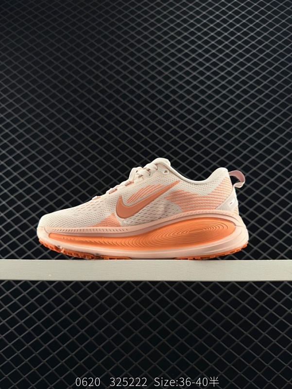 110 ✅Nike VOMERO 18 耐克 舒适减震防滑 低帮跑步鞋 全掌ReactX泡绵中底 前掌和后跟还配备了Air Zoom气垫单元 据说跑起来更快更舒适哦 这次最大的升级点 首次引入了Rea