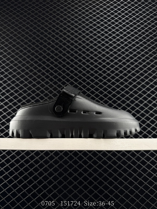 120 UGG 女士凉鞋 时尚百搭单品凉鞋沙滩鞋 一脚蹬凉拖鞋。潮流元素宽版弹力后跟带设计，在休闲拖鞋和舒适便鞋中任意切换。 编码151724 Size:36～45  详情       ¥ 120