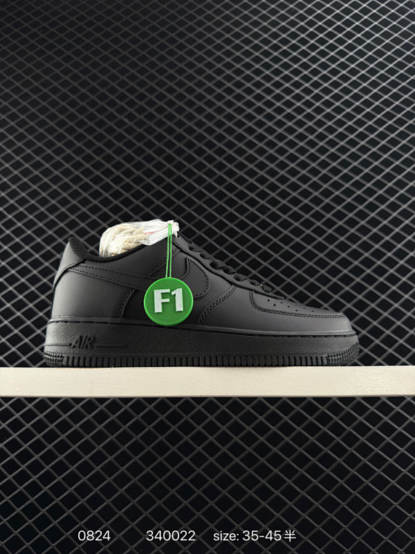 110 耐克 Nike Air Force 1 ’07 空军一号低帮百搭休闲运动板鞋。柔软、弹性十足的缓震性能和出色的中底设计，横跨复古与现代的外型结合，造就出风靡全球三十多年的Force 1，直到今