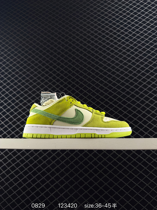 100 耐克Nike SB Zoom Dunk Low 板鞋 系列经典百搭休闲运动板鞋加厚鞋舌，使舒适性大大提升，同时也更方便穿脱中底部分则加入了脚感柔软舒适ZoomAir气垫，有效吸收滑板等极限运动