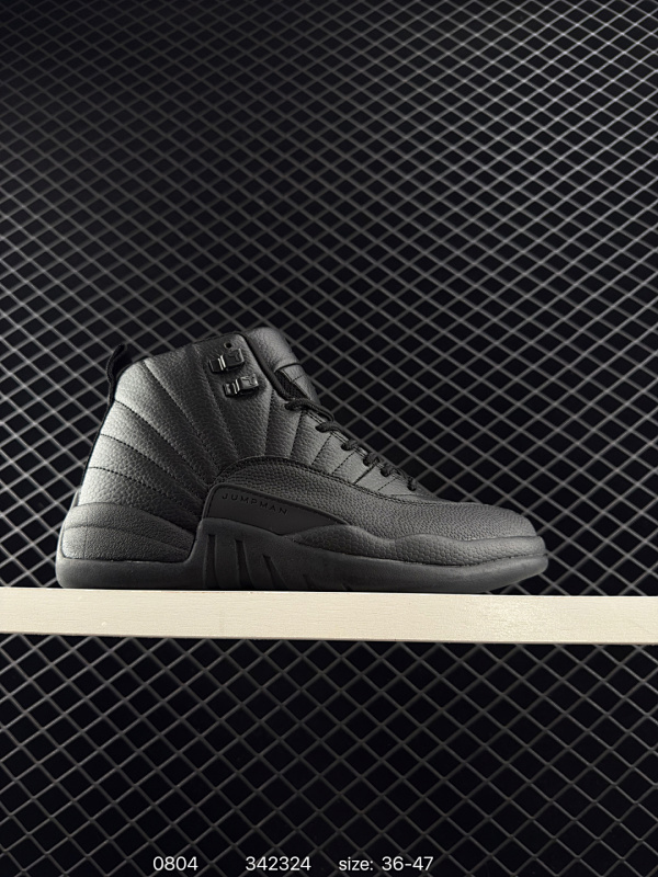 120 Air Jordan 12 Retro High "Winterized" 高帮 御寒 AJ12 乔丹12代 aj12 乔12 高邦 纯黑色 黑武士 乔丹篮球鞋系列 鞋身整体采用黑色皮革打造搭